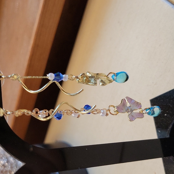 💥LAST ONE💥Fairy Flower Spiral Long Dangle Gold Tone Mismatched Earrings - Picture 7 of 9